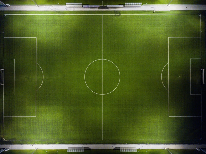 斗球直播团队工作场景 - 现代化控制室中技术人员监控多屏直播画面